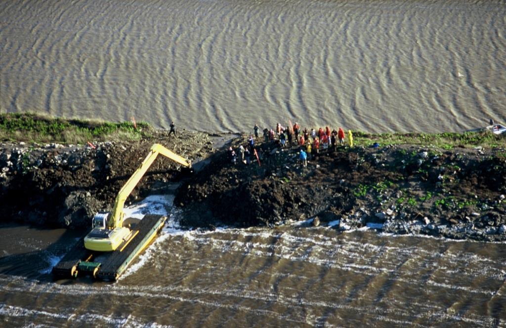 Island Ponds are breached to Coyote Creek, 2006. Credit: Mark Bittner