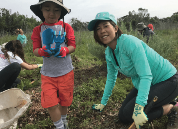 Mom and child at Ravenswood volunteer event. Credit Save The Bay