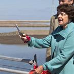 U.S. Senator Dianne Feinstein cuts the ribbon to open new viewing platforms at enhanced Pond SF2 in the Ravenswood complex near Menlo Park. Credit: Judy Irving, Pelican Media.