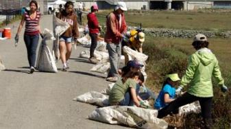 Save The Bay volunteers at Eden Landing. Credit: Judy Irving, Pelican Media