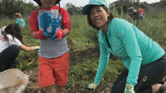 Mom and child at Ravenswood volunteer event. Credit Save The Bay