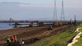 Workers at Mountain View Pond A2W. Credit: Aric Crabb/Bay Area News Group